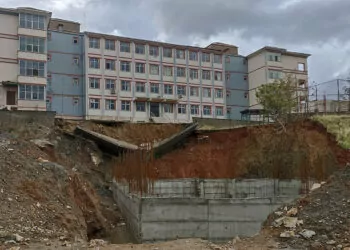 Sason’da okulun istinat duvarı yıkıldı