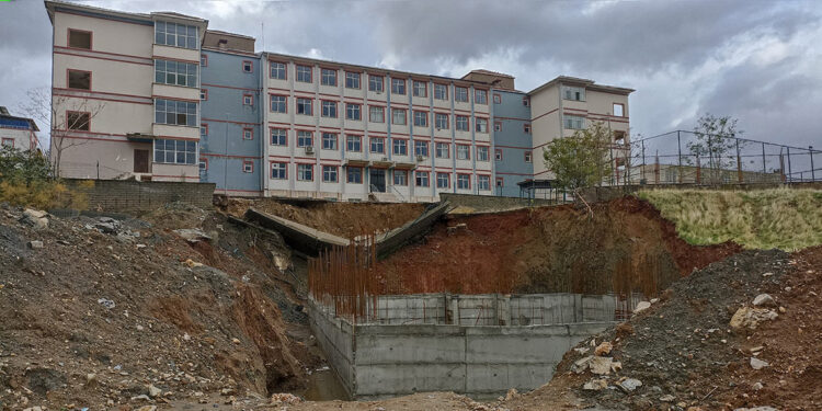 Sason’da okulun istinat duvarı yıkıldı