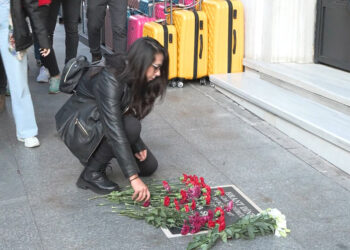 Sebat Apartmanı önüne Hrant Dink için karanfil bıraktılar