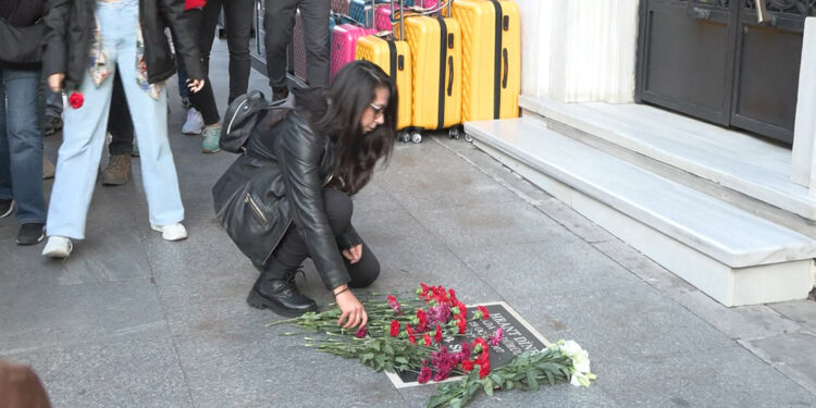 Sebat Apartmanı önüne Hrant Dink için karanfil bıraktılar 
