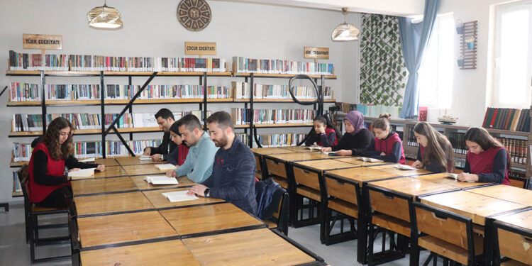 Şehit müdür Emir Topal adına kütüphane kuruldu