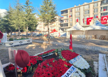Şehit üsteğmenin cenazesi, evinin karşısına defnedilmiş