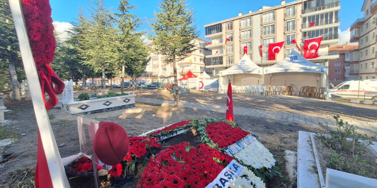 Şehit üsteğmenin cenazesi, evinin karşısına defnedilmiş