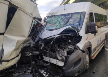 Servis minibüsü ile panelvan çarpıştı: 8 yaralı