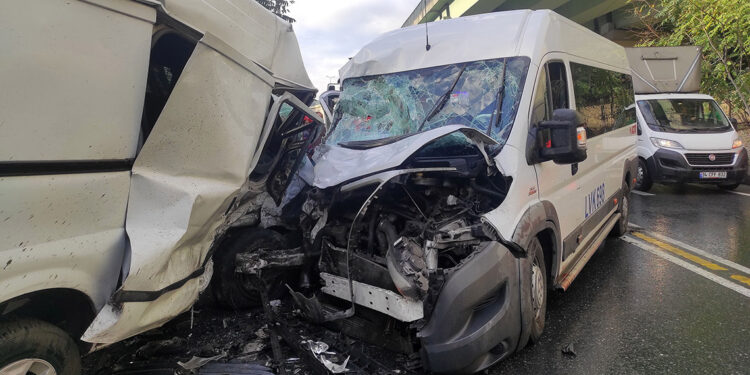 Servis minibüsü ile panelvan çarpıştı: 8 yaralı