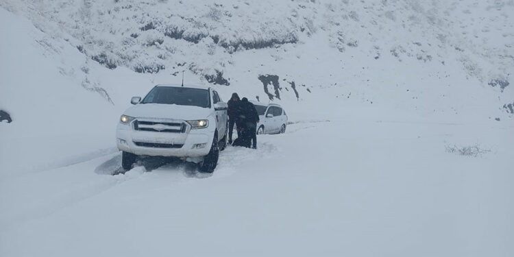 Siirt-Pervari kara yolunda mahsur kalan 8 araç kurtarıldı