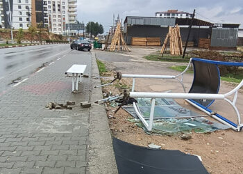 Siirt'te fırtına; otobüs durağı ve ağaçlar devrildi