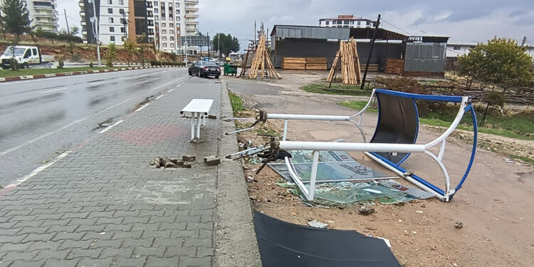 Siirt'te fırtına; otobüs durağı ve ağaçlar devrildi
