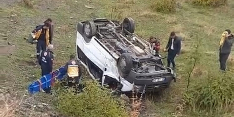 Siirt'te minibüs şarampole devrildi; 1'i ağır, 4 yaralı