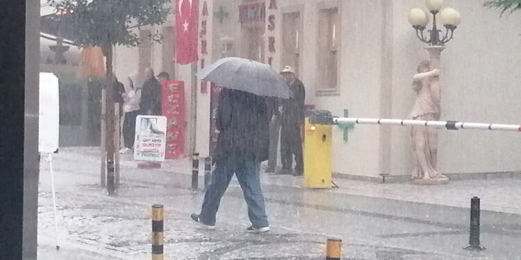 Silivri'de sağanak yağış etkili oluyor