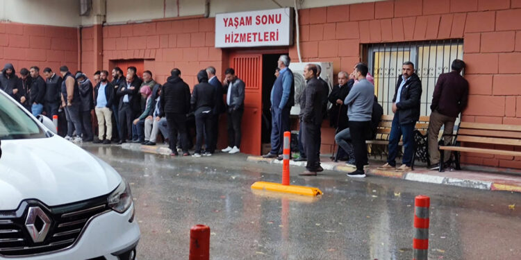 Şırnak'ta yakıt tankeri şarampole devrildi; 2 ölü