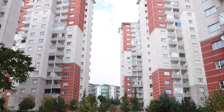 Sitede fahiş aidat artışına tepki