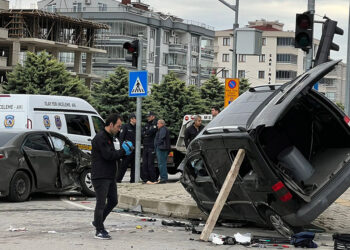 Sivil polis aracıyla hafif ticari araç çarpıştı; 4 yaralı