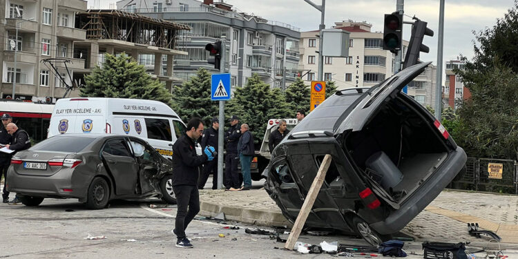 Sivil polis aracıyla hafif ticari araç çarpıştı; 4 yaralı