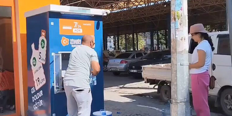 Sokakta makineden doldurulan damacanalara dikkat