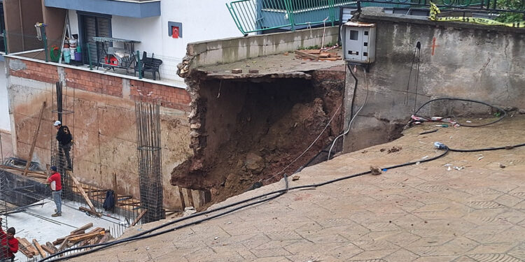 Sokakta yine çökme oldu; 3 bina daha boşaltıldı