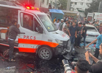 Ssaldırıya uğrayan ambulanslar, hasta taşıyordu
