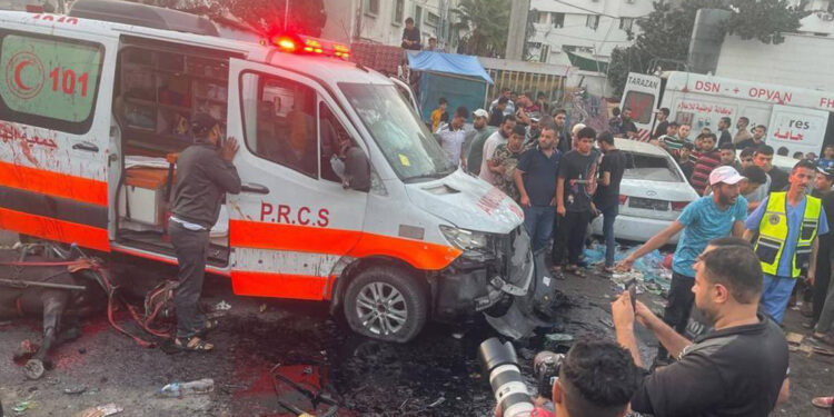 Ssaldırıya uğrayan ambulanslar, hasta taşıyordu