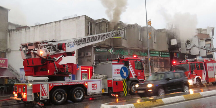 Sultanbeyli'de işyerinin deposunda yangın