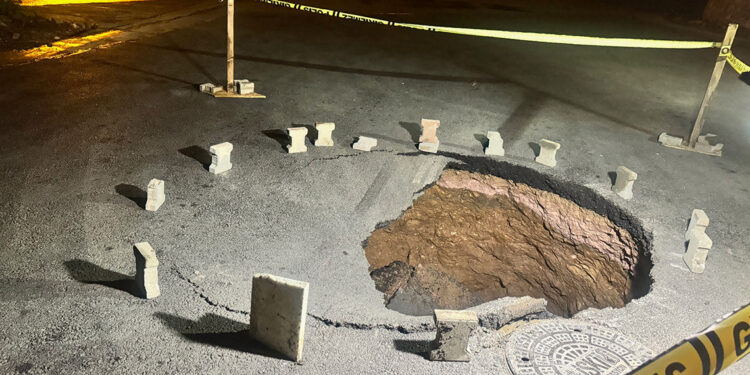 Sultanbeyli'de yol çöktü