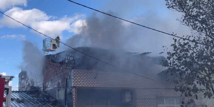 Sultangazi'de çatı yangını