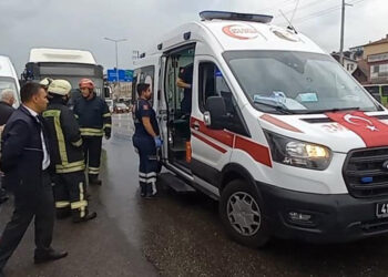 TIR halk otobüsüne çarptı: 8 yaralı