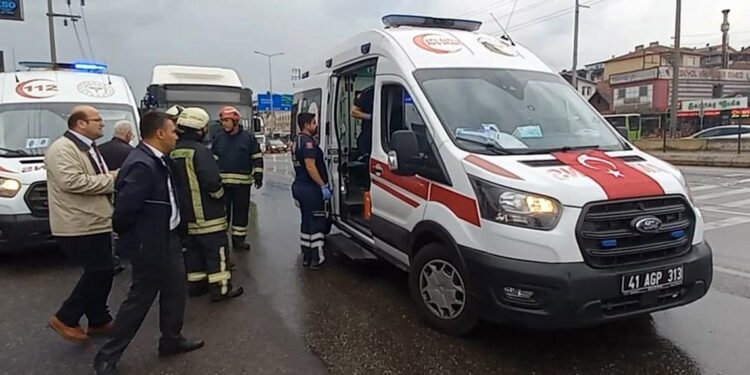 TIR halk otobüsüne çarptı: 8 yaralı 