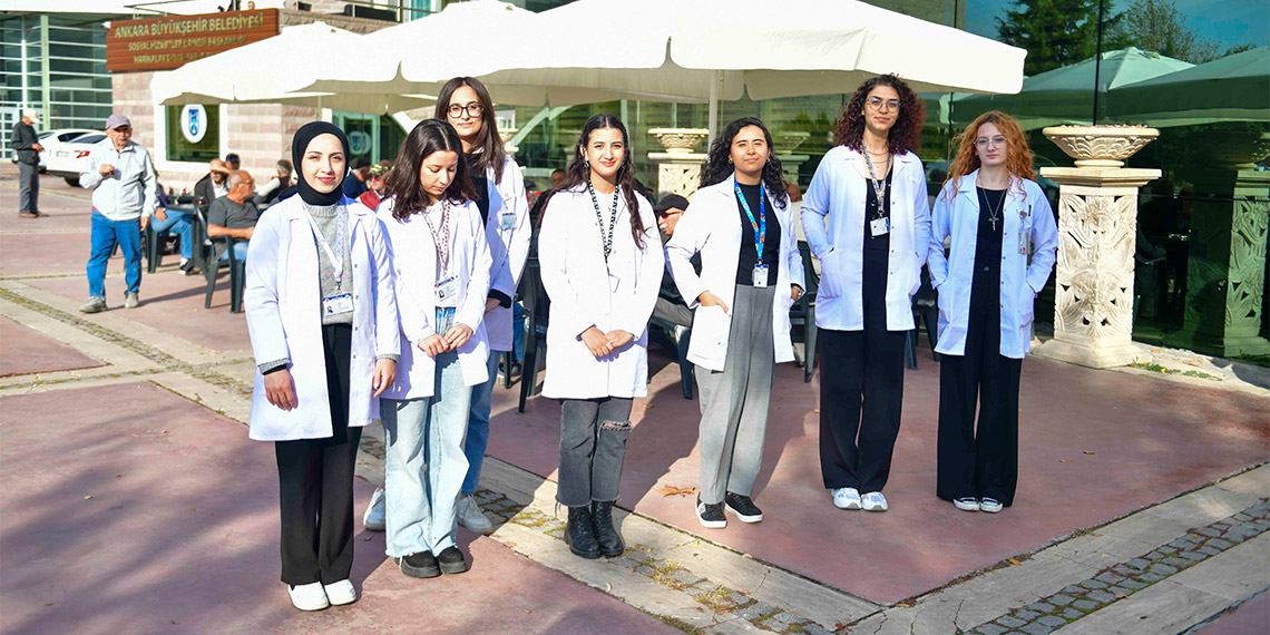 Ankara Büyükşehir Belediyesi ile Gazi Üniversitesi Hemşirelik Fakültesi iş birliğiyle Başkentte yaşayan yaşlı vatandaşlara evde sağlık ve danışmanlık hizmeti verilmeye başlandı.