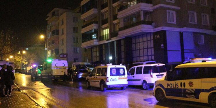 Tartıştığı eşini çocuklarının gözü önünde bıçakla öldürdü