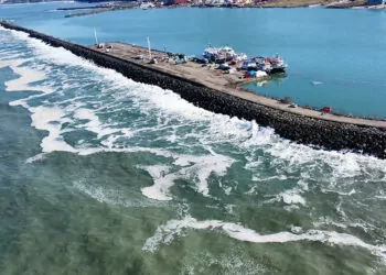 Trabzon'da dev dalgalar dindi, hasar ortaya çıktı
