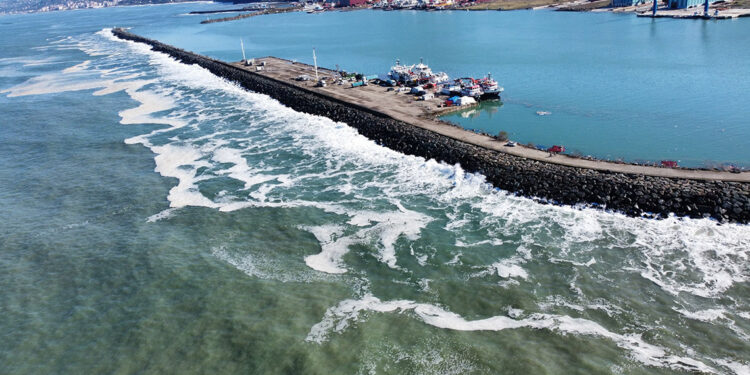 Trabzon'da dev dalgalar dindi, hasar ortaya çıktı