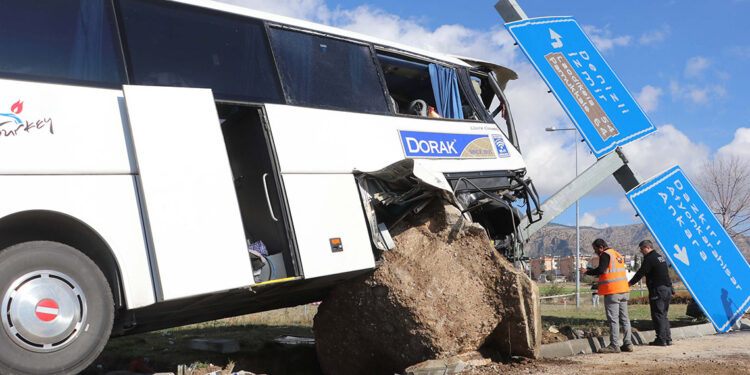 Tur otobüsü ile otomobil çarpıştı; 29 yaralı