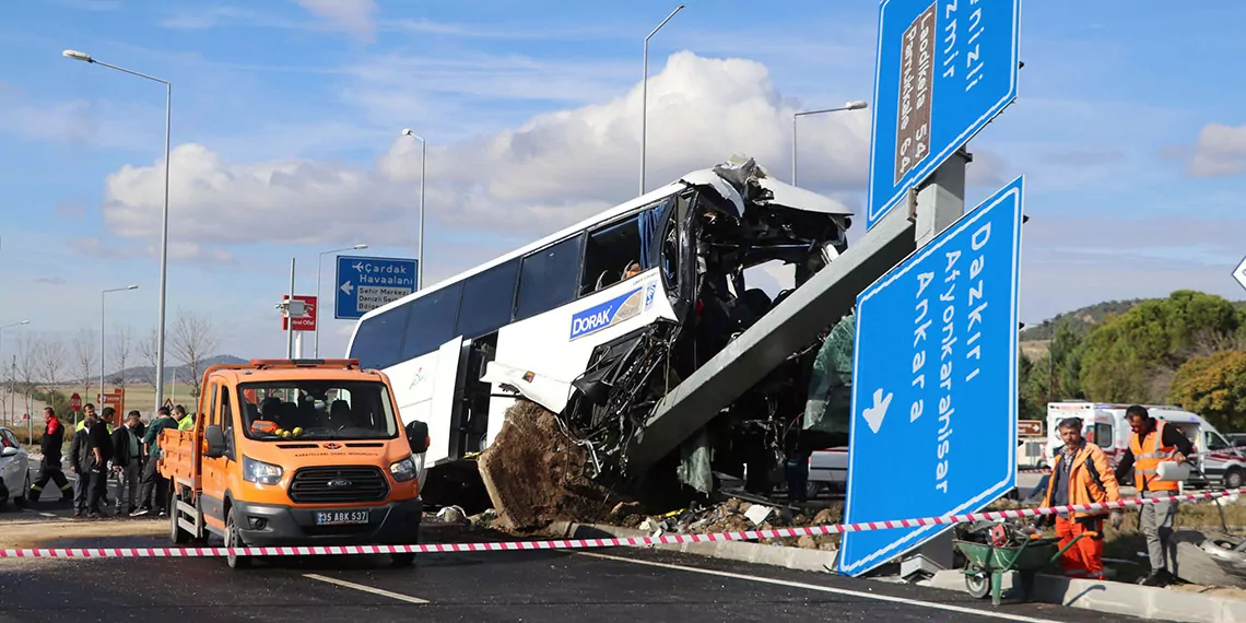 Tur otobusu ile otomobil carpisti 29 yaralit - yaşam - haberton