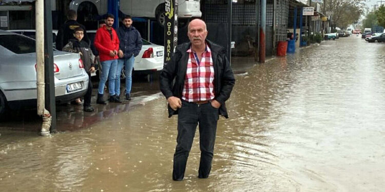 Turgutlu'da sağanak, hayatı olumsuz etkiledi