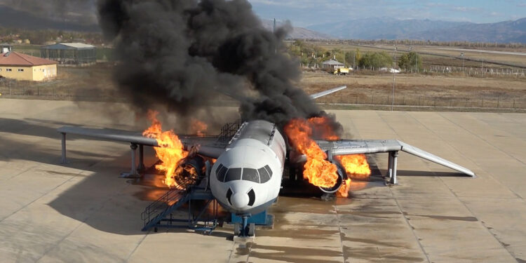 'Uçakta yangın tatbikatı' gerçeğini aratmadı