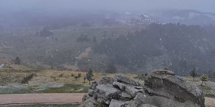 Uludağ'a mevsimin ilk karı yağdı