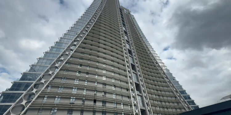 Ümraniye'de 16'ncı kattan düşen kadın hayatını kaybetti