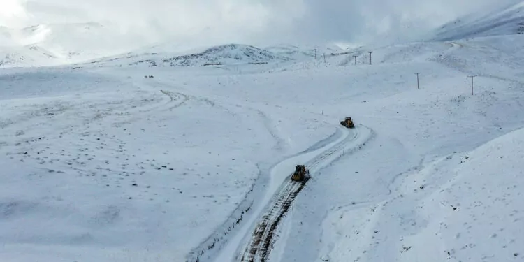 Van'da kar yağışı sonrası 92 yerleşim yeri yolu açıldı