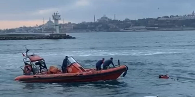 Vapurdaki yolcu denize düştü 