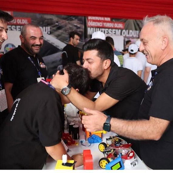 Gençlik Merkezleri; gençlerin serbest zamanlarını değerlendirmelerine yardımcı olmak, gençleri sosyal, kültürel, sanatsal, bilimsel ve sportif faaliyetlere yönlendirmek gençlerin kişisel, sosyal ve ruhsal gelişimine katkıda bulunmak, gençlere rehberlik ve danışmanlık yapmak, gençleri zararlı alışkanlıklara karşı bilinçlendirmek ve gençlerin çeşitli aktiviteler içinde yer alarak sosyal beceriler kazanabilmesi ve paylaşımlarda bulunabilmeleri amacıyla çeşitli çalışmalar yapan, tarihi ve kültürel geziler, kamplar ve spor faaliyetleri düzenleyen merkezlerdir.