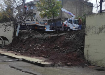 Yağmur sırasında okul bahçesinin istinat duvarı yıkıldı
