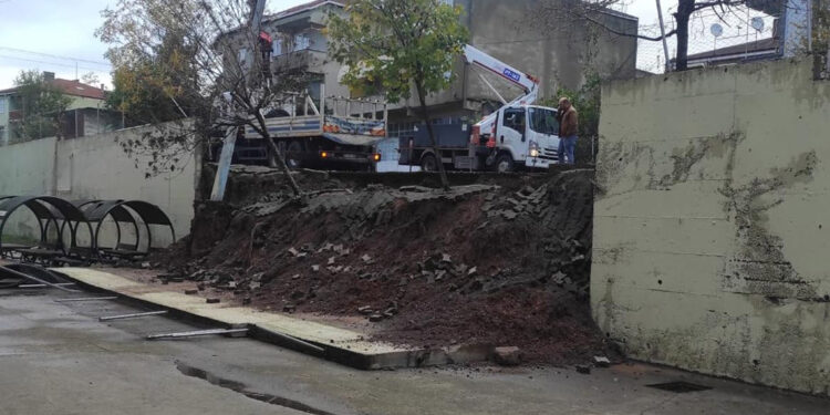 Yağmur sırasında okul bahçesinin istinat duvarı yıkıldı
