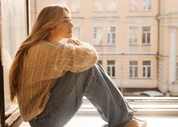 Yalnızız kabul edin