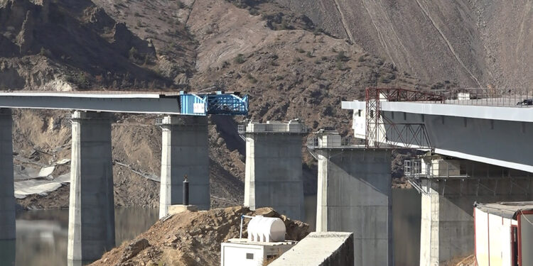 Yusufeli Viyadüğü'nün bitmesine 200 metre kaldı