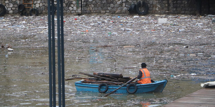 Zonguldak'ta deniz çamur rengine büründü