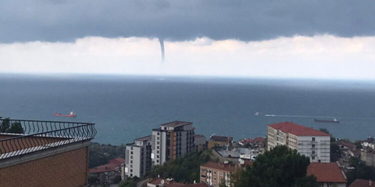 Zonguldak'ta denizde hortum oluştu
