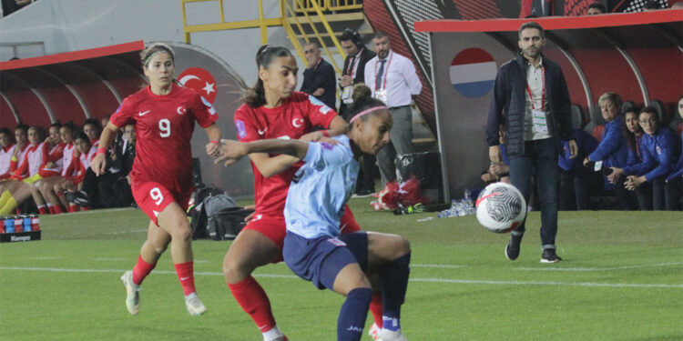 A Milli Kadın Futbol Takımı UEFA Uluslar B Ligi'ne yükseldi