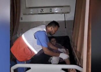 Al-Amal hastanesinde doktorlar hastaları tedavi ediyor