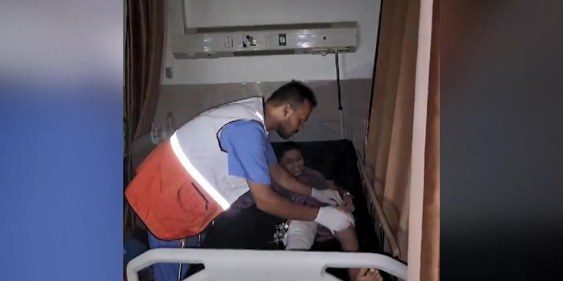 Al-Amal hastanesinde doktorlar hastaları tedavi ediyor