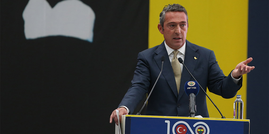 Fenerbahçe Başkanı Ali Koç, "Biz Fenerbahçe Spor Kulübü olarak var gücümüzle bu mücadeleyi sonuna kadar yapacağız. Kazanırız kaybederiz ama bakarsınız çarklar da dönmeye başlar. Biz niye hakemi yenmek zorundayız? Sadece Fenerbahçe şikayet etmiyor, herkes şikayet ediyor" dedi.